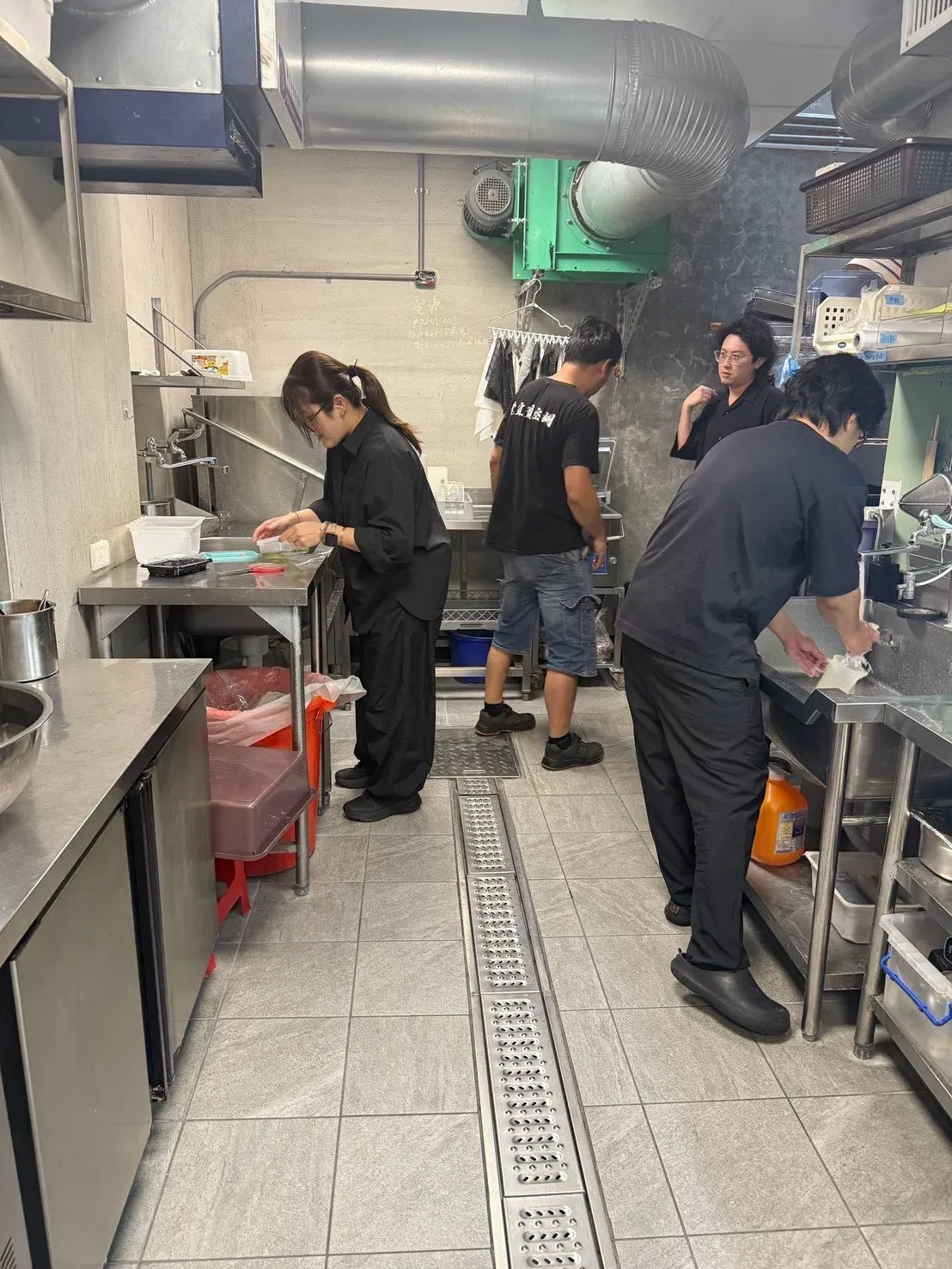 新竹商用冷氣工程實拍，餐廳商用空間風管與空調規劃施工