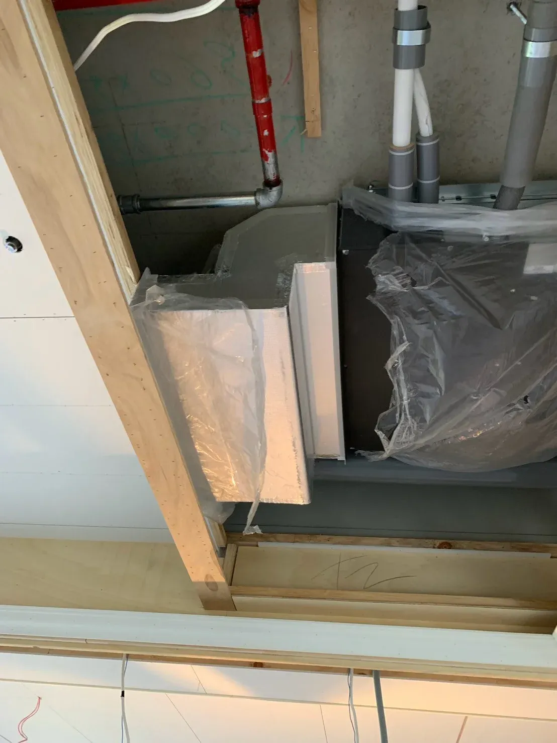 竹北商用冷氣吊隱式風管機天花板工程實拍，裝潢期間配管施工